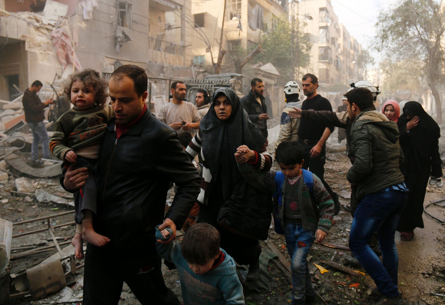 Personas sirias huyendo hacia un lugar más seguro en el norte de la ciudad de Alepo en enero de 2016. © KARAM AL-MASRI/AFP/Getty Images