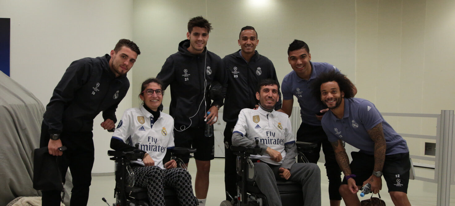 Algunos de los futbolistas del Real Madrid posan junto a Alan y Gyan