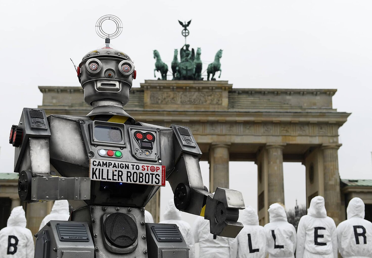 protesta frente a la Puerta de Brandenburgo contra los robots asesinos