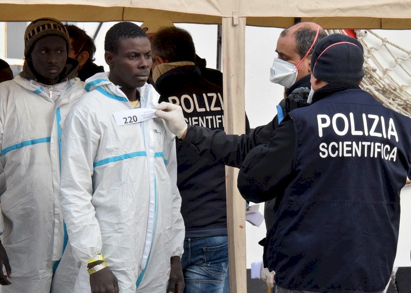 La policía inscribe a unos hombres tras una operación de salvamento de personas refugiadas y migrantes en el mar, 1 de enero de 2016, en el puerto...