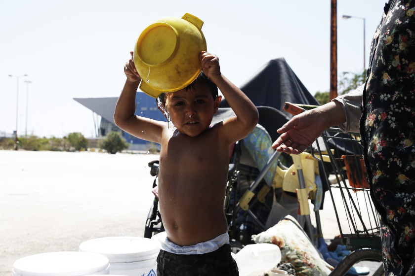 En imagen, Ismael que tiene tres años de edad y vive en una tienda de campaña en el exterior del antiguo aeropuerto de Elliniko, en Atenas, con su...
