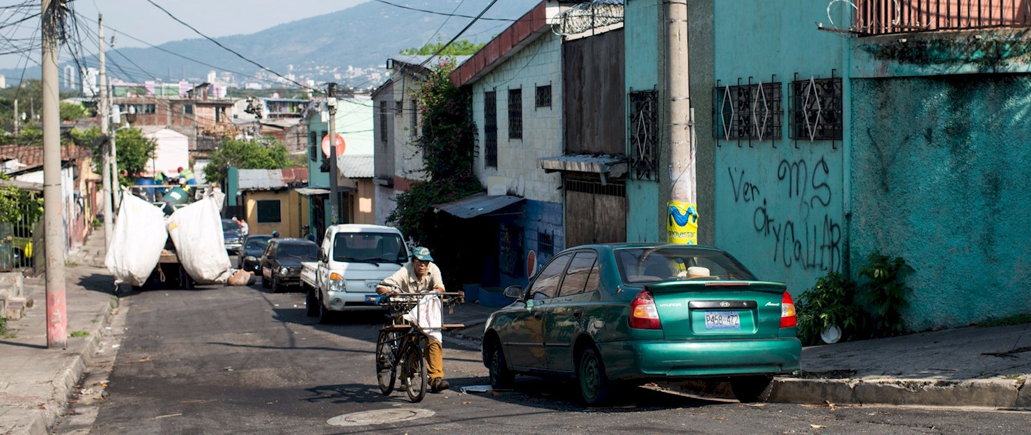 Pintada en una calle de San Salvador: “Ver, oír y callar; mara Salvatrucha”.