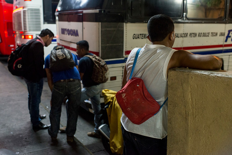 Un salvadoreño espera a un autobús que le llevará al norte de Guatemala, desde donde llegará a Mexico. 
