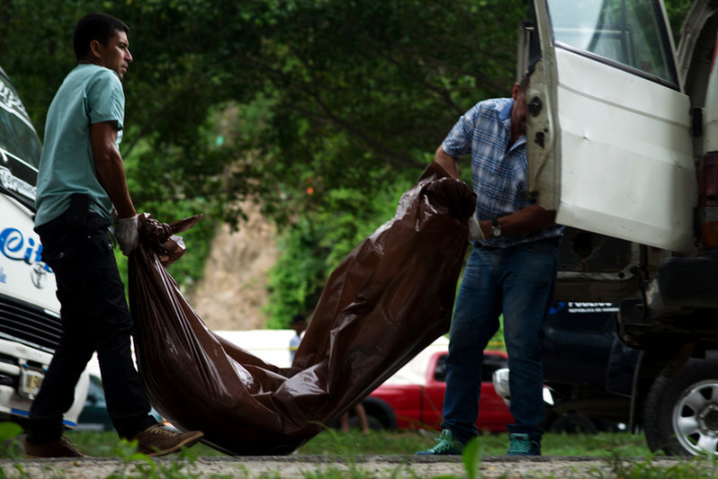 Equipo forense trabajando en el lugar donde se ha cometido un delito en San Pedro Sula, Honduras.