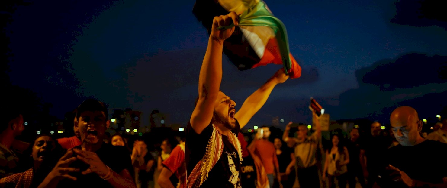 Manifestante palestino ondea su bandera nacional durante una manifestación contra la detención administrativa y de apoyo a Bilal Kayed, preso...