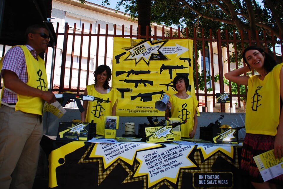 Activistas de Amnistía Internacional salieron a la calle pidiendo un Tratado internaiconal sobre el comercio de armas. Este tratado se aprobó el 2...