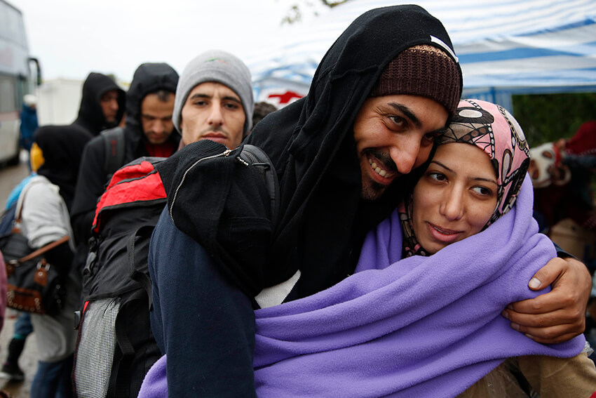 Una pareja sonríe mientras espera para cruzar la frontera serbiocroata en el pueblo de Berkasovo, cerca de Sid, Serbia.El derecho de asilo es un...