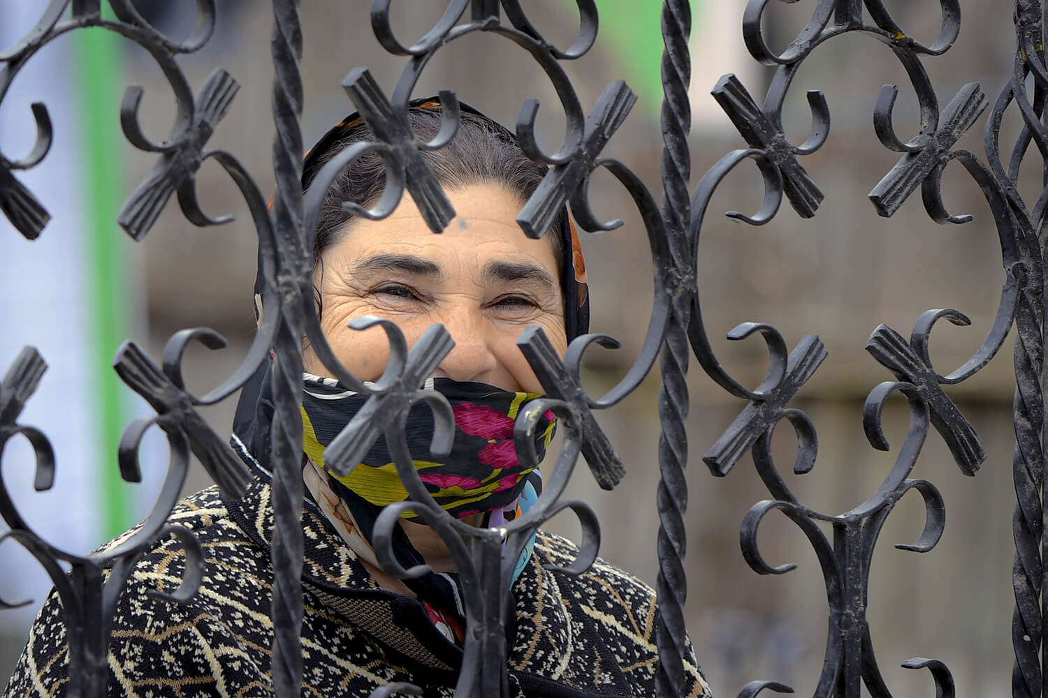 Una mujer sonríe tras una puerta en Tandarei, este de Rumania