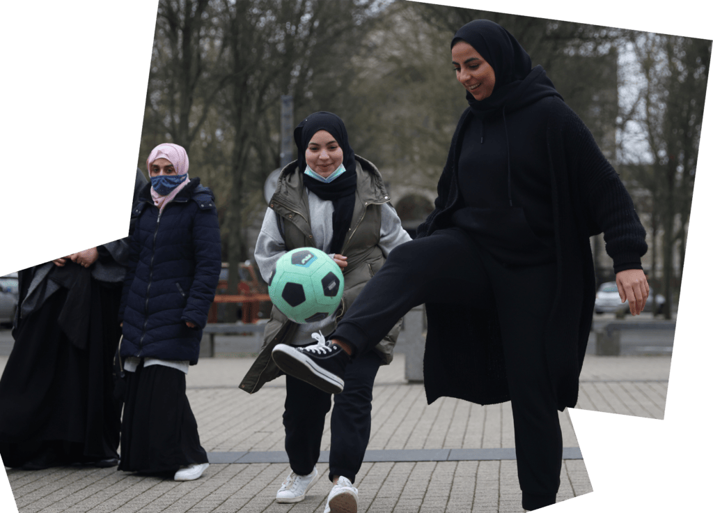 Muejres con hiyab juegan a la pelota