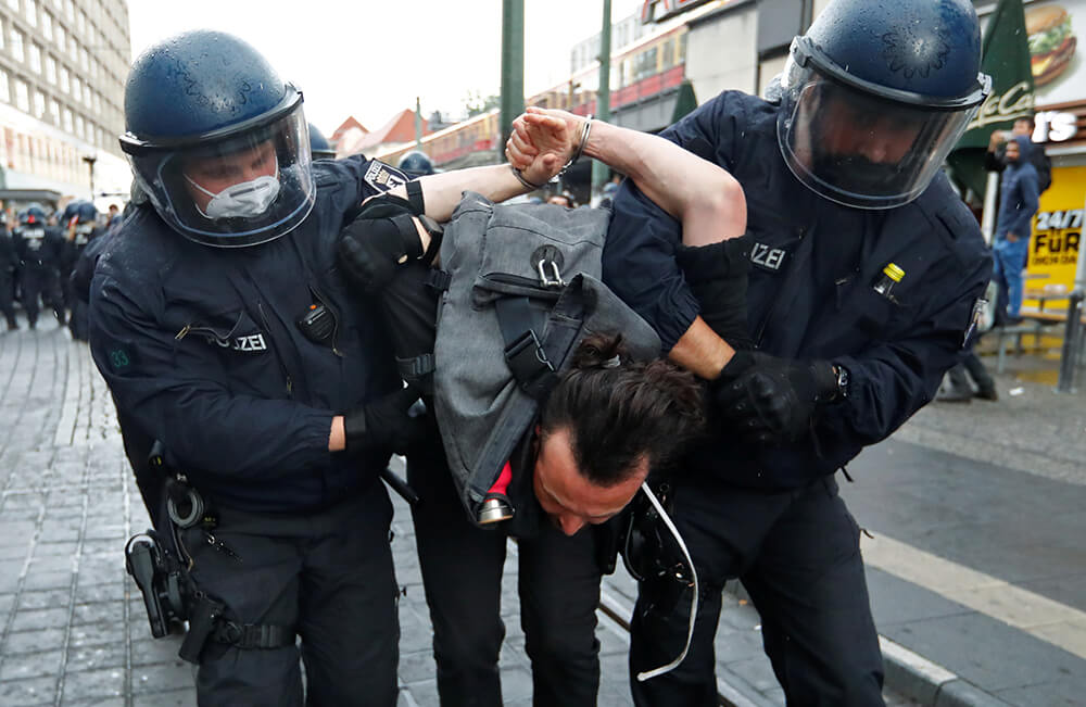 Oficiales de policía detienen a un manifestante durante una protesta contra la brutalidad policial y la desigualdad racial, Berlín, 6 de junio de...