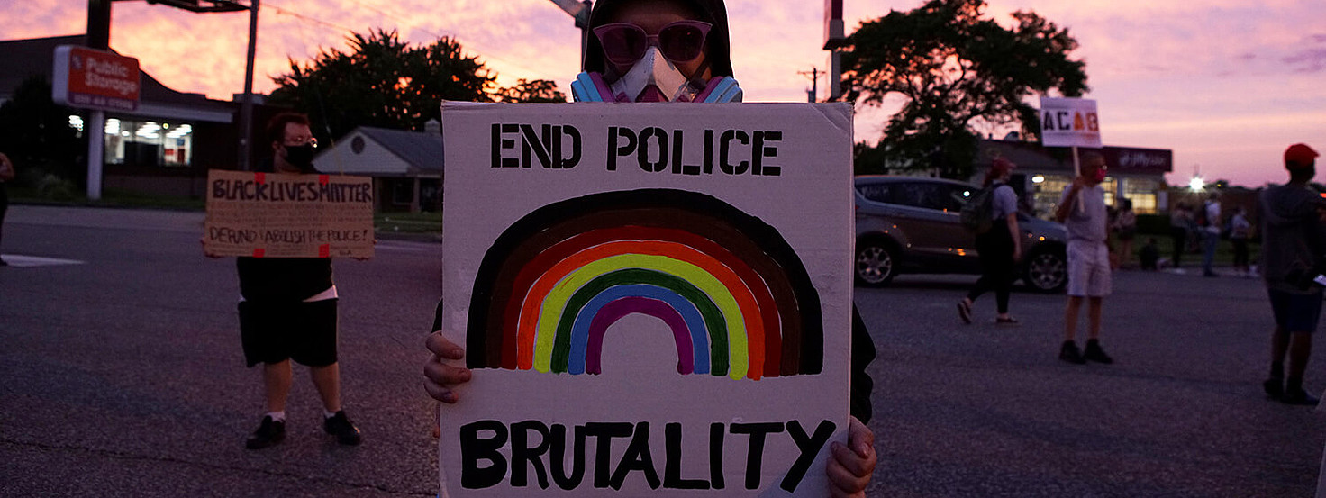 Una mujer sostiene un cartel durante una protesta contra la brutalidad policial, 8 de junio de 2020.