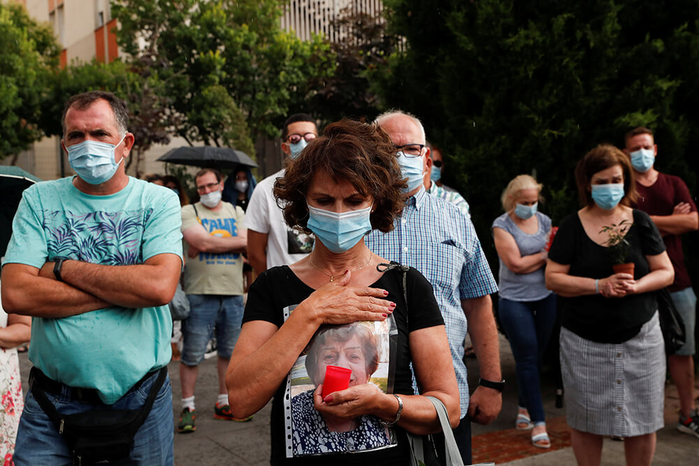 Familiares y amigos participan en un homenaje a las personas fallecidas por coronavirus en una residencia de ancianos de Madrid, el 9 de julio de...