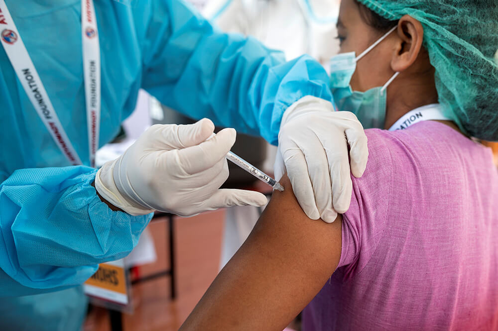 Un profesional de la salud inyecta la vacuna contra la COVID-19 en Yangon, Myanmar, después de que el país recibiera 1,5 millones de dosis de la...