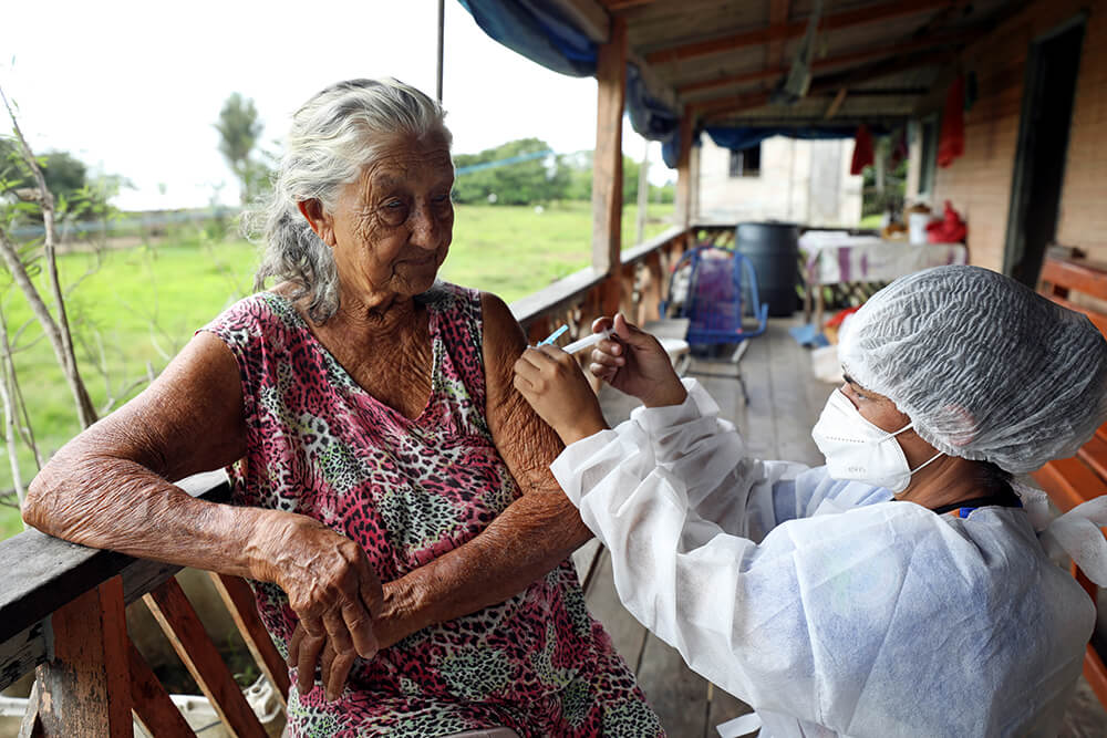 Eronildes da Silva recibe la vacuna AstraZeneca, 1 de febrero de 2021.