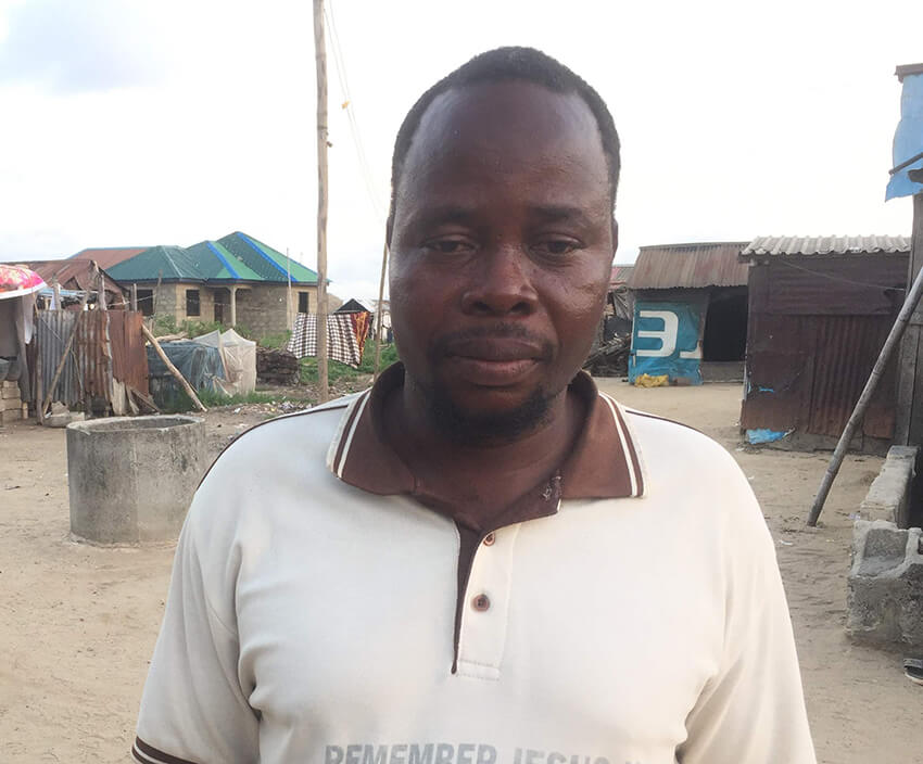 Raymond es de la comunidad de Otodo-Gbame, en el estado de Lagos, Nigeria
