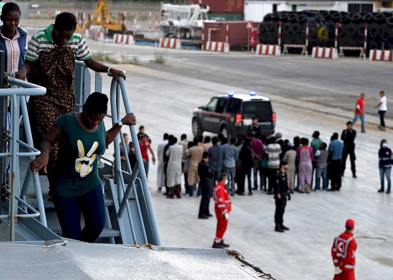 Personas migrantes y refugiadas llegan al puerto de Augusta, en el este de Italia, el 27 de septiembre de 2015.