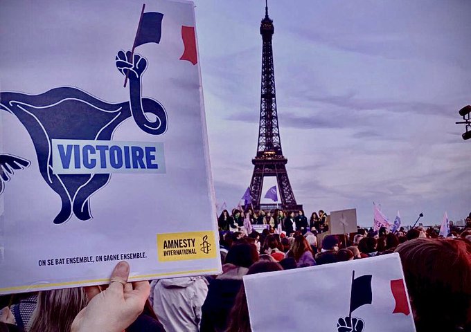Personas en Francia celebran la inclusión del derecho al aborto en la Constitución 